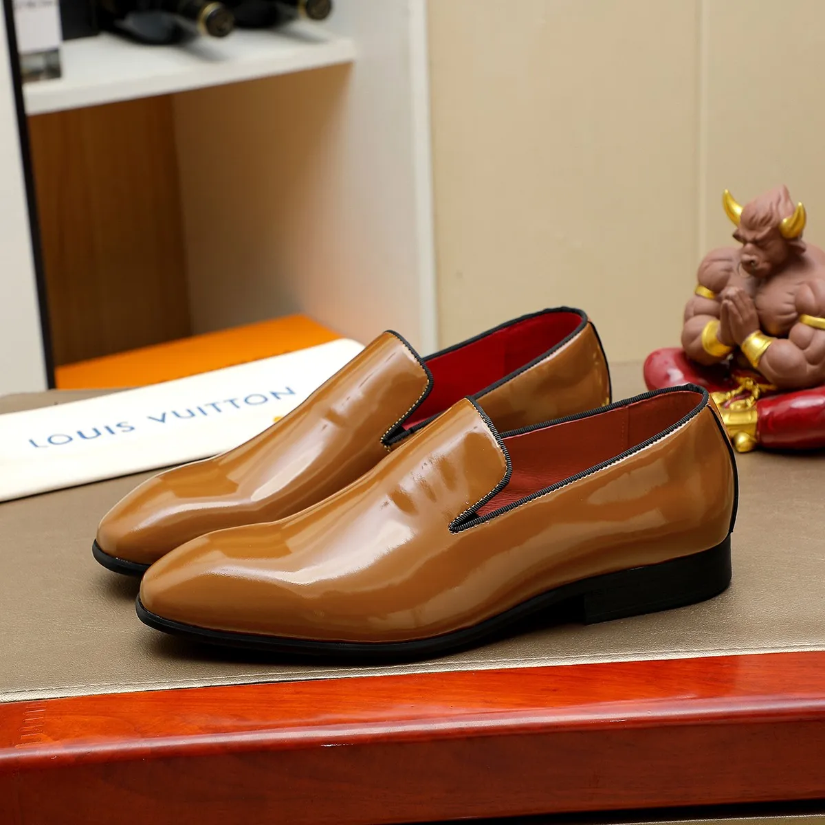 Men's shoes 💰580 💰 Louis Vuitton LV ® Autumn and Winter 🆕 models 🔛Full shoe counter First layer cowhide, 🐂Leather lined casual shoes for men, super soft outsole, essential for driving. Counter synchronization Original first layer cowhide Completely 1:1 mold customization 🌹Top version, 2 colors optional! Number: 38-45 (37.46. Customized)